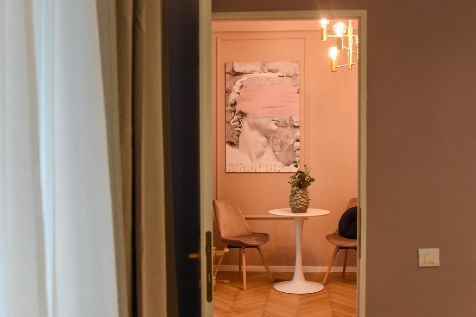 Modern Stay - Central Studios With Wall Projector Near Radisson Bucureşti Phòng bức ảnh